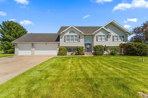 919 Plantation Rd, Valparaiso, IN 46385