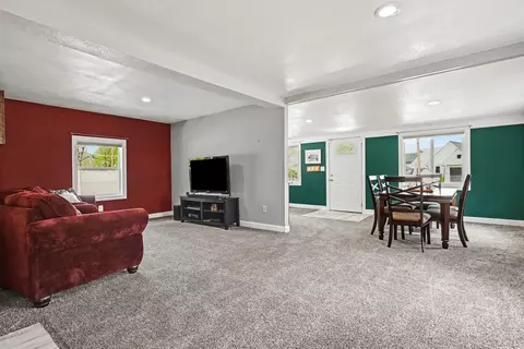 Living - 8629 E Hatchery Rd, Syracuse, IN 46567 photo 2 of 2