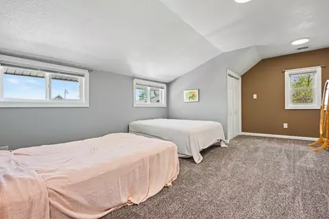 Bedroom - 8629 E Hatchery Rd, Syracuse, IN 46567 photo 5 of 6