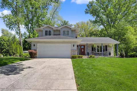 8641 Fairway Dr, Saint John, IN 46373