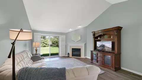 Living - 956 Cornwallis Ln, Munster, IN 46321 photo 1 of 1