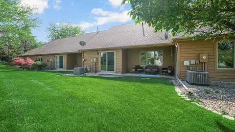 Exterior - 956 Cornwallis Ln, Munster, IN 46321 photo 4 of 9