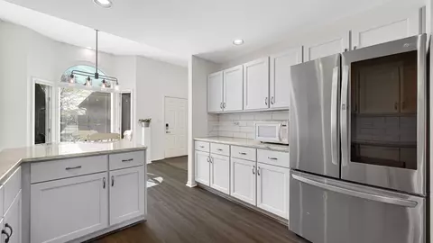 Kitchen - 956 Cornwallis Ln, Munster, IN 46321 photo 5 of 5