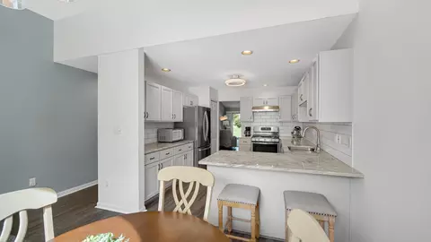 Kitchen - 956 Cornwallis Ln, Munster, IN 46321 photo 1 of 5