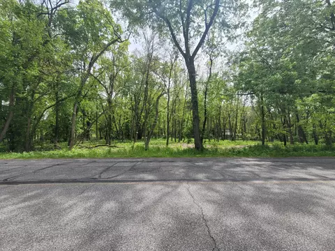594 W Division Rd, Valparaiso, IN 46385