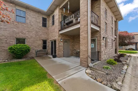 1376 Parke Dr, Crown Point, IN 46307