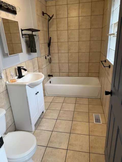 Bath - 805 Buchanan St, Gary, IN 46402 photo 1 of 1