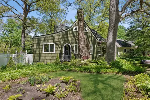 558 Woodlawn Dr, Valparaiso, IN 46385