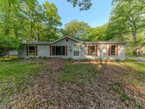 10848 Edgewood Dr, De Motte, IN 46310