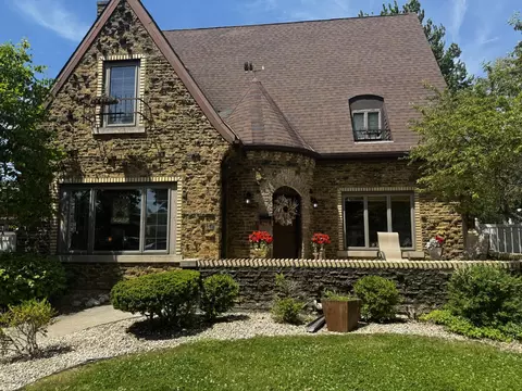 317 N Main St, Crown Point, IN 46307