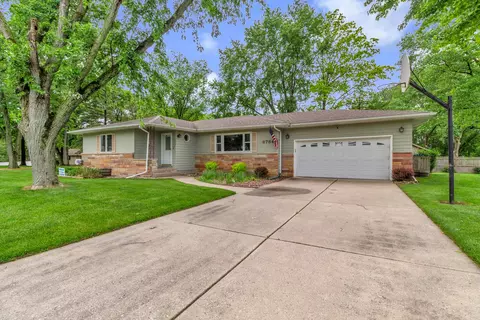8784 W Oakwood Dr, Saint John, IN 46373
