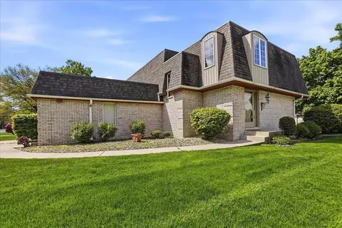 2 Woodhollow Dr, Schererville, IN 46375