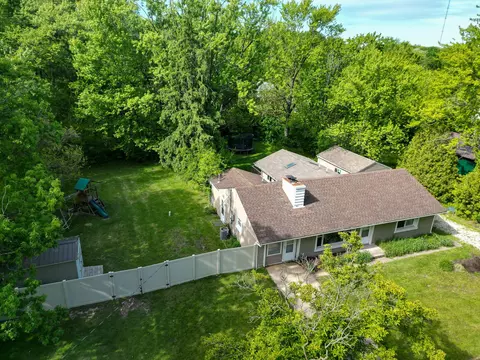 510 E Oak Hill Rd, Chesterton, IN 46304