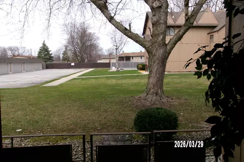 Exterior - 405 Old Stone Rd #E2, Munster, IN 46321 photo 1 of 1