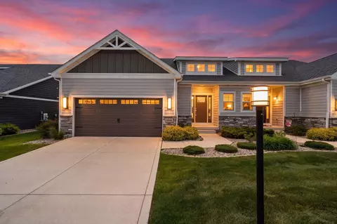 10810 Scarlett Oak Dr, Saint John, IN 46373