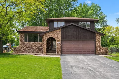 9792 W Oakridge Dr, Saint John, IN 46373