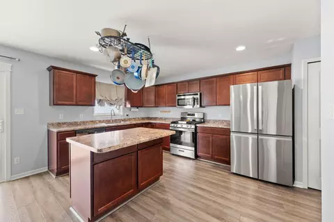 Kitchen - 1167 Kinner Dr, Chesterton, IN 46304 photo 2 of 4