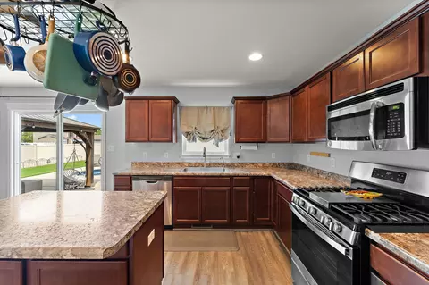 Kitchen - 1167 Kinner Dr, Chesterton, IN 46304 photo 4 of 4