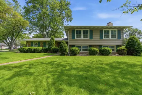 404 Las Olas Dr, Crown Point, IN 46307
