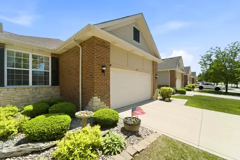 8745 Forest Glen Ct, Saint John, IN 46373