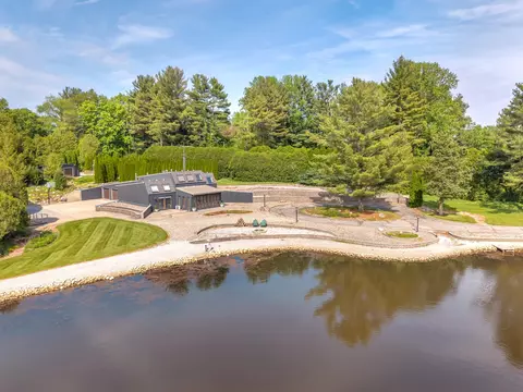 10 S Vine Dr, Hebron, IN 46341