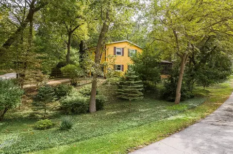 21 Woodland Trl, Ogden Dunes, IN 46368