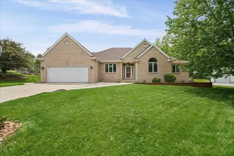 352 Tremont Ln, Valparaiso, IN 46385