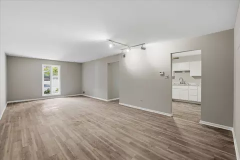 Living - 405 Old Stone Rd #E4, Munster, IN 46321 photo 2 of 6