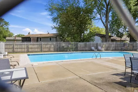 Exterior - 405 Old Stone Rd #E4, Munster, IN 46321 photo 7 of 7