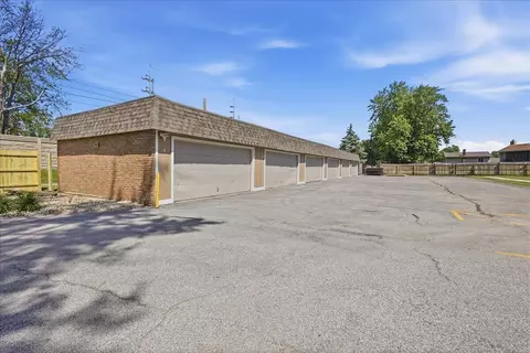 Exterior - 405 Old Stone Rd #E4, Munster, IN 46321 photo 5 of 7