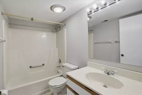 Bath - 405 Old Stone Rd #E4, Munster, IN 46321 photo 2 of 2