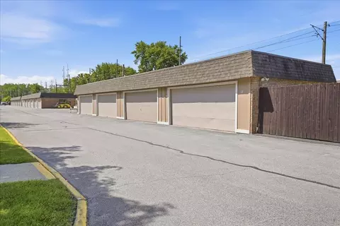 Exterior - 405 Old Stone Rd #E4, Munster, IN 46321 photo 4 of 7