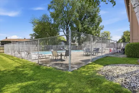 Exterior - 405 Old Stone Rd #E4, Munster, IN 46321 photo 3 of 7