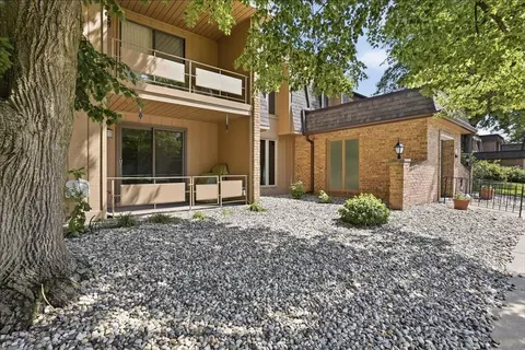 Exterior - 405 Old Stone Rd #E4, Munster, IN 46321 photo 6 of 7