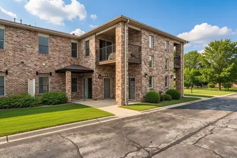 Exterior - 1346 Parke Dr, Crown Point, IN 46307 photo 3 of 4