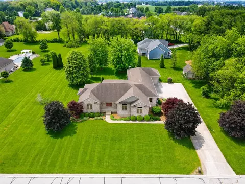 404 Amy Rose Ln, Valparaiso, IN 46383