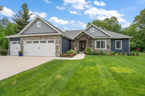 10186 Rustic Dr, De Motte, IN 46310