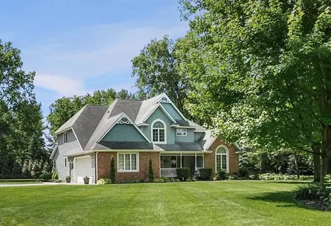 8835 S Lilac St, De Motte, IN 46310
