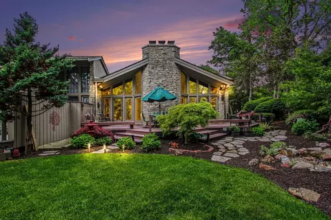 3730 Chimney Hill Dr, Valparaiso, IN 46383