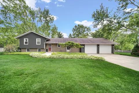 272 W Powell Dr, La Porte, IN 46350