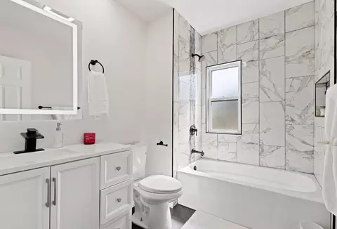 Bath - 553 555 Rhode Island Ct, Gary, IN 46402 photo 2 of 6