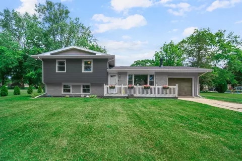 9 Hickory Dr, Hobart, IN 46342