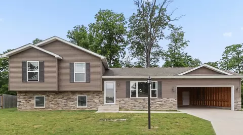 699 Cross Meadows Dr, Valparaiso, IN 46385