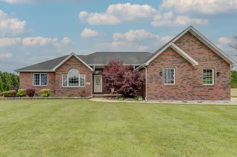923 Tiller Dr, Valparaiso, IN 46385
