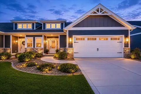 9167 Hickory Pl, Saint John, IN 46373