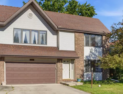 903 Hampton Ct, Valparaiso, IN 46383