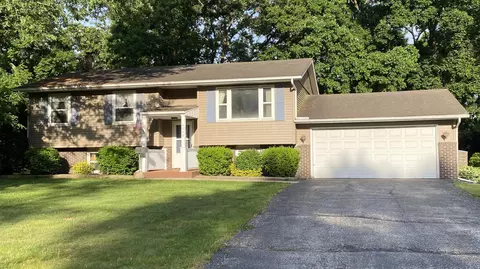 2252 Four Seasons Pkwy, Crown Point, IN 46307