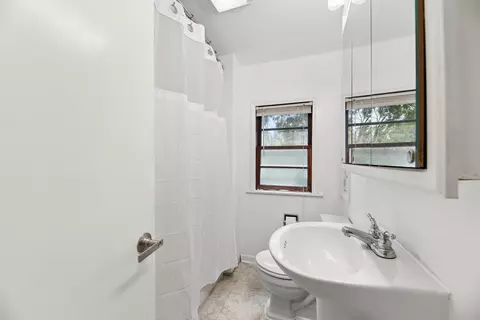 Bath - 628 212th Pl, Dyer, IN 46311 photo 1 of 2