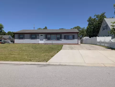 377 Pinewood Dr, Valparaiso, IN 46385