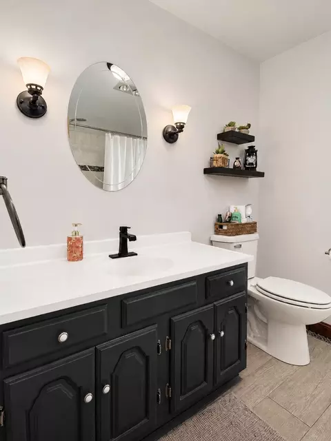 Bath - 11745 S Oakridge Dr, Saint John, IN 46373 photo 2 of 4